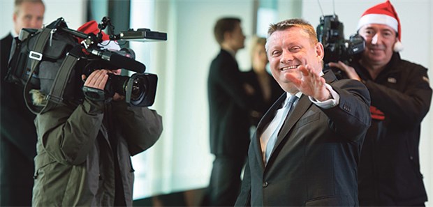 Für Reformen hagelt es Kritik Vor der Kabinettssitzung amüsiert sich Hermann Gröhe über Kameramänner mit Weihnachtsmützen.