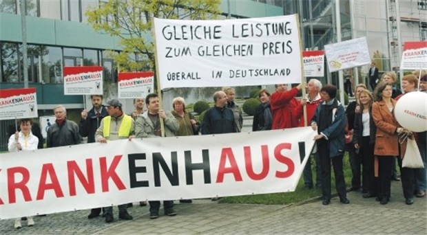 Aktive Einkaufspolitik der Kassen - dagegen machen Krankenhäuser Front Vor der Kieler AOK-Zentrale demonstrierten Klinikvertreter am Mittwoch gegen ein von der Kasse in Auftrag gegebenes Gutachten.