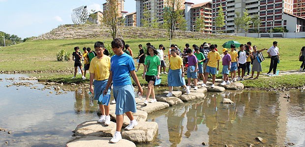 Trinkwasser aus Abwasser Vor der Newater-Fabrik der Wasserwerke Singapur: Hier wird aus Abwasser Trinkwasser.