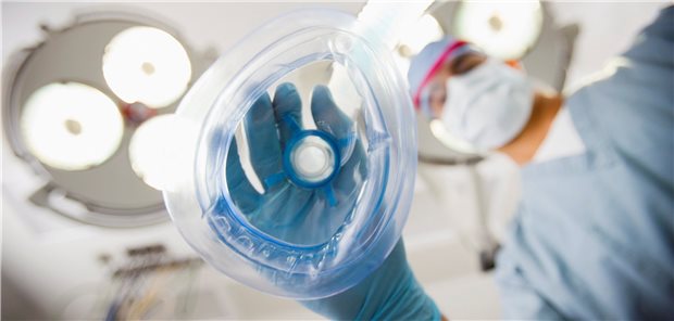 Vor der Op: Ob es einen Zusammenhang gibt zwischen der Form der Anästhesie und dem Risiko, eine Demenz zu entwickeln, wird immer wieder diskutiert.