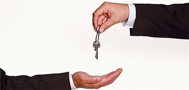 Vor der Schlüsselübergabe müssen Ärzte häufig nach einer gemeinsamen Kompromisslinie beim Thema Praxiswert suchen.