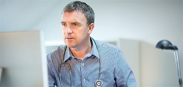 Die Pflicht und das Privileg, sich zu informieren Vor der Verordnung ein Blick auf den PC: Ärzte erhalten ein Infosystem über die Ergebnisse der frühen Nutzenbewertung.