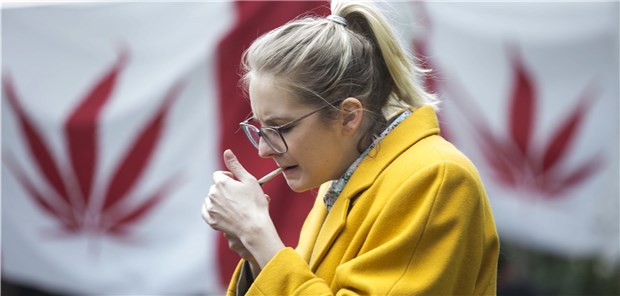 Legaler Joint macht Dealer nicht arbeitslos Vor einem Jahr: Ein Frau raucht Marihuana in einem Park in Toronto am Tag der kanadischen Legalisierung am 17. Oktober 2018.
