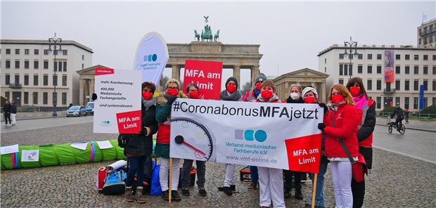 Vor einem Jahr ging es um den Coronabonus. Am 8. Februar wollen die Fachangestellten auch für eine gesicherte Finanzierung der ambulanten Versorgung demonstrieren.