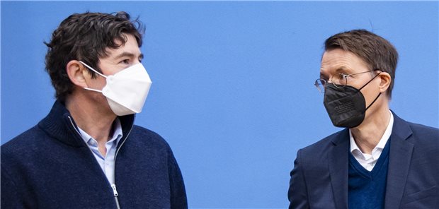 Vor einem Jahr standen Sie sich bei Veranstaltungen noch Maske an Maske gegenüber, jetzt gaben Karl Lauterbach und Christian Drosten ein gemeinsames Interview im „Spiegel“. Sie warnen vor Umdeutungen der Pandemie. (Archivbild)