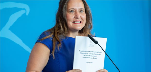 Forschungsministerin sieht den Aufbau der Uni-Medizin Cottbus im Plan Vor einem Jahr stellte Brandenburg Forschungsministerin Manja Schüle (SPD) den Bericht einer Expertenkommission zum Aufbau der Universitätsmedizin in Cottbus vor.