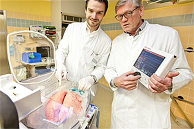 Schwere Pneumonie außerhalb des Körpers therapiert Vor einem Organ Care System (OCS), das eine Schweinelunge enthält, stehen Dr. Norman Zinne (links) und Professor Dr. Axel Haverich, der die Steuereinheit für das OCS hält.