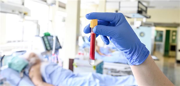 Vor einem operativen Eingriff stellt sich nicht selten heraus, dass die Patientin oder der Patient an einer Anämie leidet. Dadurch steigt das Risiko für Komplikationen. 