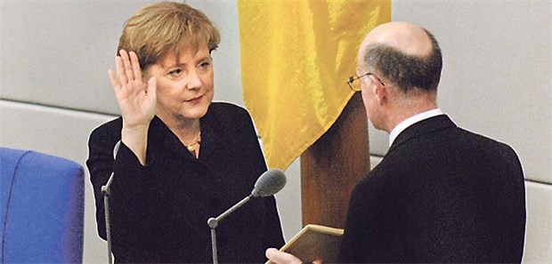 Ein fast geräuschloser Paradigmenwechsel Vor zehn Jahren: Am 22. November 2005 legte Angela Merkel (CDU) erstmals ihren Amtseid als Bundeskanzlerin ab.