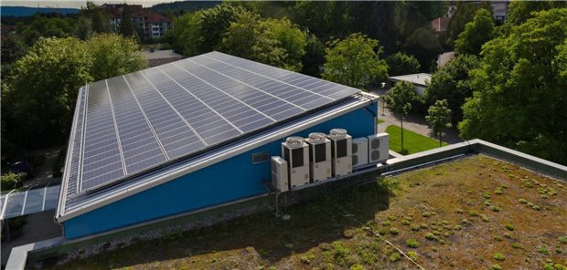 Vor zehn Jahren: Die 400 Quadratmeter große Solaranlage auf dem Dach der Praxis für Strahlentherapie in Singen.