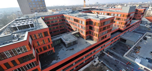 Kliniklandschaft im Umbruch Vor zwei Jahren kam der Neubau am Klinikum Offenbach. Nun sind die finanziellen Probleme so groß, dass das Land dringen einen Käufer sucht.
