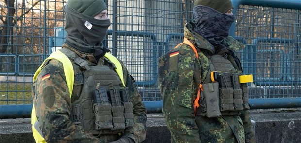 Vorbereiten für den Ernstfall: Vermummte Angehörige der Bundeswehr bei einer Übung in Berlin.