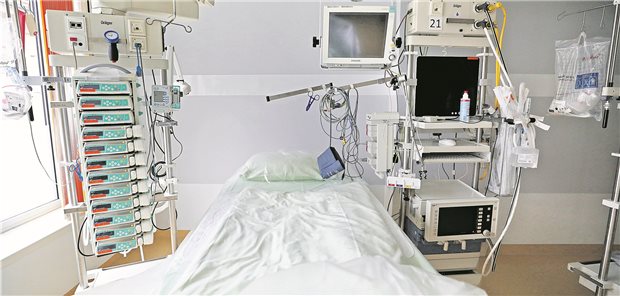 Neue Empfehlungen zur intensivmedizinischen COVID-19-Therapie Vorbereitet für schwerkranke COVID-19-Patienten: Hier ein Intensivbett in der perioperativen Intensivtherapie der Klinik und Poliklinik für Anästhesiologie und Intensivtherapie der Universitätsmedizin Rostock.