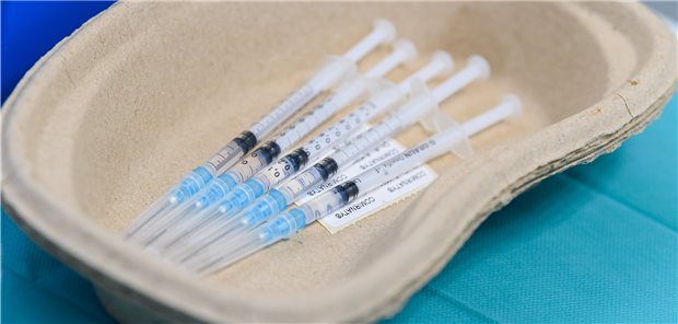 Vorbereitete Spritzen mit dem Impfstoff gegen COVID-19: Bislang haben rund 3 Millionen Bundesbürger zumindest die erste Impfdosis erhalten.