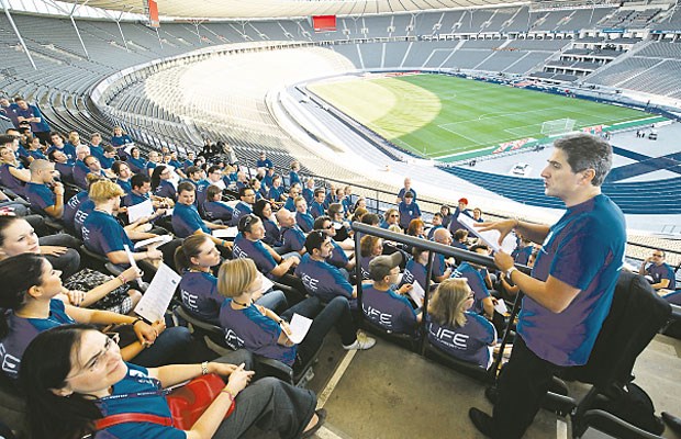 Massen-Wiederbelebungskurs: Weltrekordversuch vor leeren Rängen Vorbereitung auf den Reanimationskurs mit vielen motivierten Helfern - am Ende war das Interesse im Olympiastadion gering.