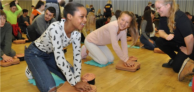 Schüler werden fürs Reanimieren fit gemacht Vorbereitung auf die Lebensrettung: Zwei Schülerinnen lassen sich in den Hamburger Messehallen von einer Helferin erklären, worauf sie bei der Wiederbelebung achten müssen. Anschließend probten sie mit 220 Mitschülern im Takt.