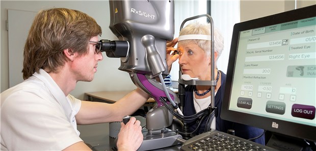 Chirurgen implantieren Patienten erstmals neue Kunstlinse Vorbereitung auf die UV-Bestrahlung der lichtadjustierbaren Linse.