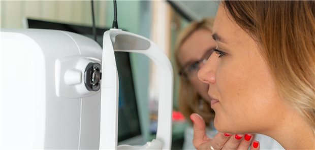 Vorbereitung auf eine Kohärenz-Tomographie. (Symbolbild mit Fotomodellen)