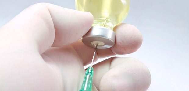 Plädoyer für mehr unabhängige Studien Vorbereitung der Infusionstherapie für einen Krebskranken.