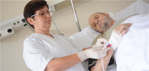 Vorbereitung einer künstlichen Ernährung: Es gibt keine Hinweise darauf, dass künstliche Ernährung etwas an der kognitiven Situation von Demenzkranken verbessert.