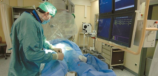 Stent-Studie mit Fragezeichen Vorbereitung eines Patienten im Herzkatheterlabor. Jahr für Jahr steigt in Deutschland die Zahl der perkutanen Koronarinterventionen.
