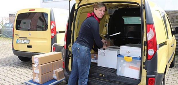 Wie Homecare die Therapie verbessert Vorbereitung für die Besuchstour: Andrea Hoppe ist eine der drei Krankenschwestern im Homecare-Team Romaschow. Gemeinsam betreut das Team in den Regionen Rhein-Neckar, Odenwald und Pfalz 120 Patienten mit einer Ernährungssonde und/oder mit Problemwunden.