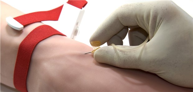 Vorbereitung zur Blutabnahme. Bei ITP ist die Kontrolle der Thrombozytenzahl unverzichtbar.