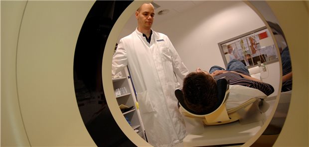 Vorbereitung zur CT. Für (ehemalige) starke Raucherinnen und Raucher überwiege der Nutzen des Low-Dose-CT-Lungenkrebs-Screenings den Schaden, hat das IQWiG festgestellt.