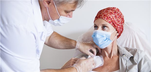 Vorbereitung zur ambulanten Krebstherapie. Welche Herausforderungen zu meistern sind, wenn zur Krebserkrankung noch eine SARS-Cov-2-Infektion kommt, beschäftigt viele Forschergruppen. (Symbolbild mit Fotomodellen)