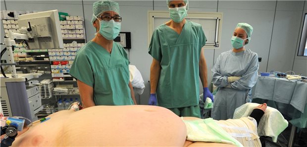 Vorbereitungen für eine bariatrische Op bei einem Patienten mit extremer Adipositas.