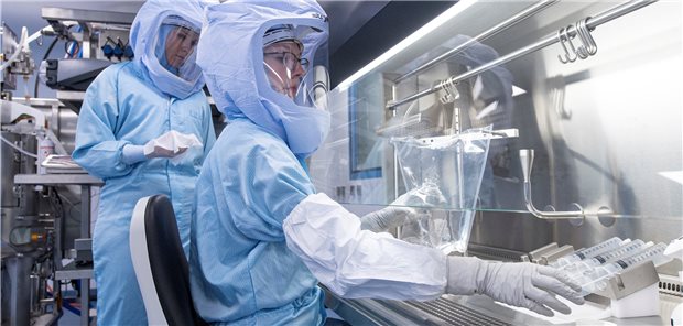 Vorbild BioNTech (hier Laborantinnen am Produktionsstandort Marburg): Die Biotech-Branche verzeichnet in Deutschland hohe Investments.