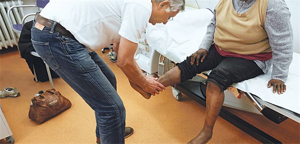 Versorgung von Menschen ohne Papiere Vorbild Hamburg: Detlev Niebuhr von der Malteser-Migranten-Medizin untersucht eine Patientin ohne Papiere.