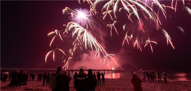 Feuerwerk auf Brücke abgeschossen