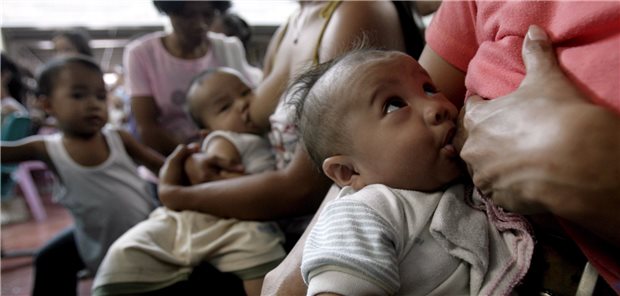 Ran an die Brust! UNICEF und WHO machen sich für Stillkultur stark Vorbildlich: Auf den Philippinen gibt es immer wieder Aktionen zum gemeinsamen Stillen. Hier werden die Mütter für die Sinnhaftigkeit des Stillens sensibilisiert.