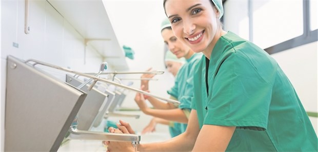 Lösung für Hygienemuffel Vorbildlich: Händedesinfektion im Krankenhaus. Nicht alle Ärzte kommen dieser Präventionsmaßnahme immer nach.