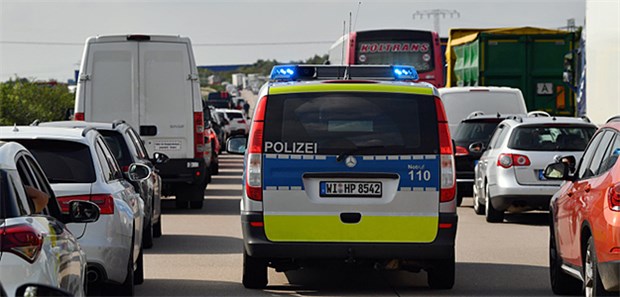 Scheuer plant höhere Strafen Vorbildlich: Wer jedoch die Rettungsgasse blockiert, soll künftig bis zu 320 Euro berappen müssen.
