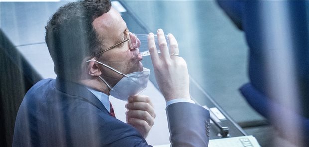 Union und SPD unterstützen den Spahn-Plan Vorbildlich nur kurz die Maske gelüftet: Bundesgesundheitsminister Jens Spahn (CDU) bei der Debatte über den Haushalt seines Ressorts am Donnerstag im Bundestag.