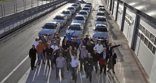 Fahrerlebnis mit Benzin im Blut zu gewinnen Vorfreude: Teilnehmer eines BMW M Intensive Trainings.