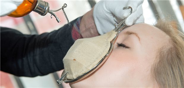 Triumph über den Schmerz Vorführung einer Schimmelbusch-Maske an der Universität Greifswald, die bis in die 1950er hinein zum Narkotisieren von Patienten mit Äthernarkosetropfen verwendet wurde. Benannt wurde die Maske nach dem Berliner Chirurgen Curt Schimmelbusch, der sie 1889 entwickelte.