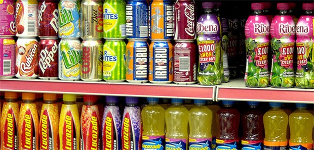 Mehr Wert auf Gesundheitsprävention legen! Vorreiter Großbritannien: Softdrinkregal im Supermarkt – diese Getränke kosten seit April durch eine Zuckersteuer mehr.