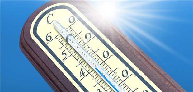 Thermometer, das bei blauem Himmel und Sonnenschein 40°C anzeigt