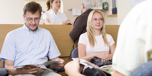 Vorsicht, Publikum! Sogar ein Gespräch am Empfang kann, wenn es therapeutische Details berührt, gegen die Schweigepflicht verstoßen.