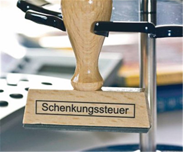 Finanzamt schielt auf gemeinsame Konten Vorsicht Schenkungssteuer! Eheleute, die gemeinsame Konten haben, laufen Gefahr, vom Fiskus unter die Lupe genommen zu werden.