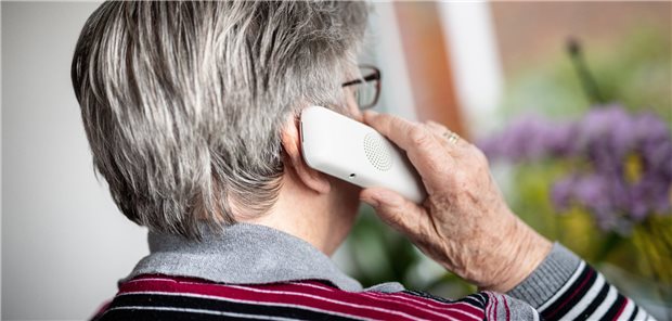 Verbraucherschützer im Norden warnen vor „Telefonabzocke“ aus dem Süden Vorsicht Telefonabzocke. Die Verbraucherzentrale Schleswig-Holstein warnt vor Anrufen bei älteren Leuten, denen Beratungsleistungen zur Pflegeversicherung angeboten werden.
