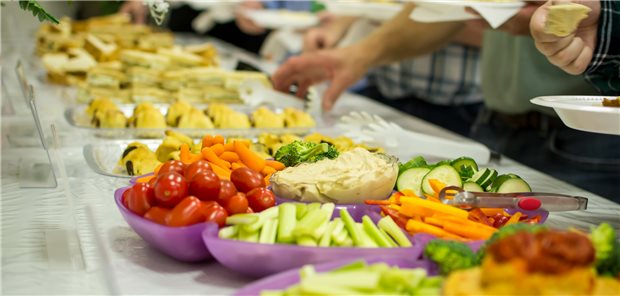 Vorsicht bei Urlauberhotels, in denen Salat- und Rohkostbuffets angeboten werden. Die bewährten Regeln lauten ja: nur gut durcherhitzte Speisen oder selbstgeschältes Obst und Gemüse essen („cook it, peel it or forget it“).