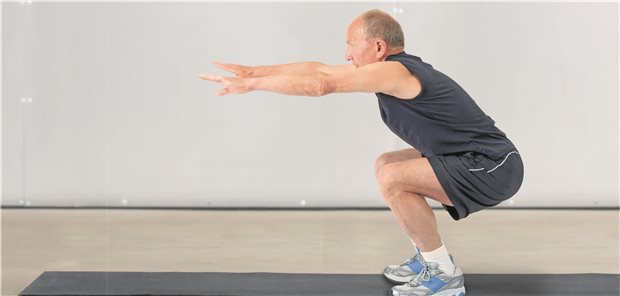 Vorsicht bei der Kniebeuge! Ab einer 40-Grad-Beugung sieht man schon eine erhebliche Erhöhung der axialen Last. (Symbolbild mit Fotomodell)