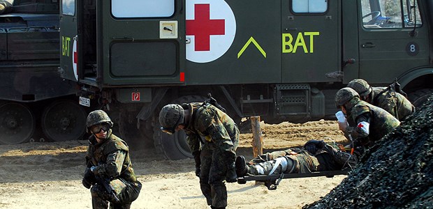Die Bundeswehr macht's mit Lollis Vorsorgen für den Ernstfall: Sanitäter der Bundeswehr während einer Gefechtsübung.