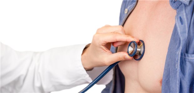 Arzt hört Patienten ab.