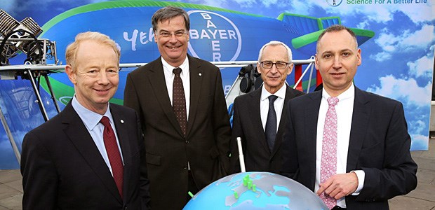Rechtsstreitigkeiten kosten Milliarden Vorstand der Bayer AG am Donnerstag in Leverkusen: Dr. Marijn Dekkers, Dr. Richard Pott, Prof. Dr. Wolfgang Plischke, Werner Baumann.