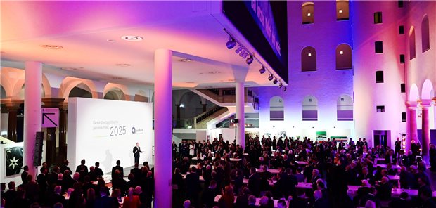 Vorstandschef Matthias Schellenberg beim gesundheitspolitischen Neujahrsempfang der Deutschen Apotheker- und Ärztebank: Er kündigte auch für 2024 eine angemessene Dividende für die Mitglieder der Genossenschaftsbank an.